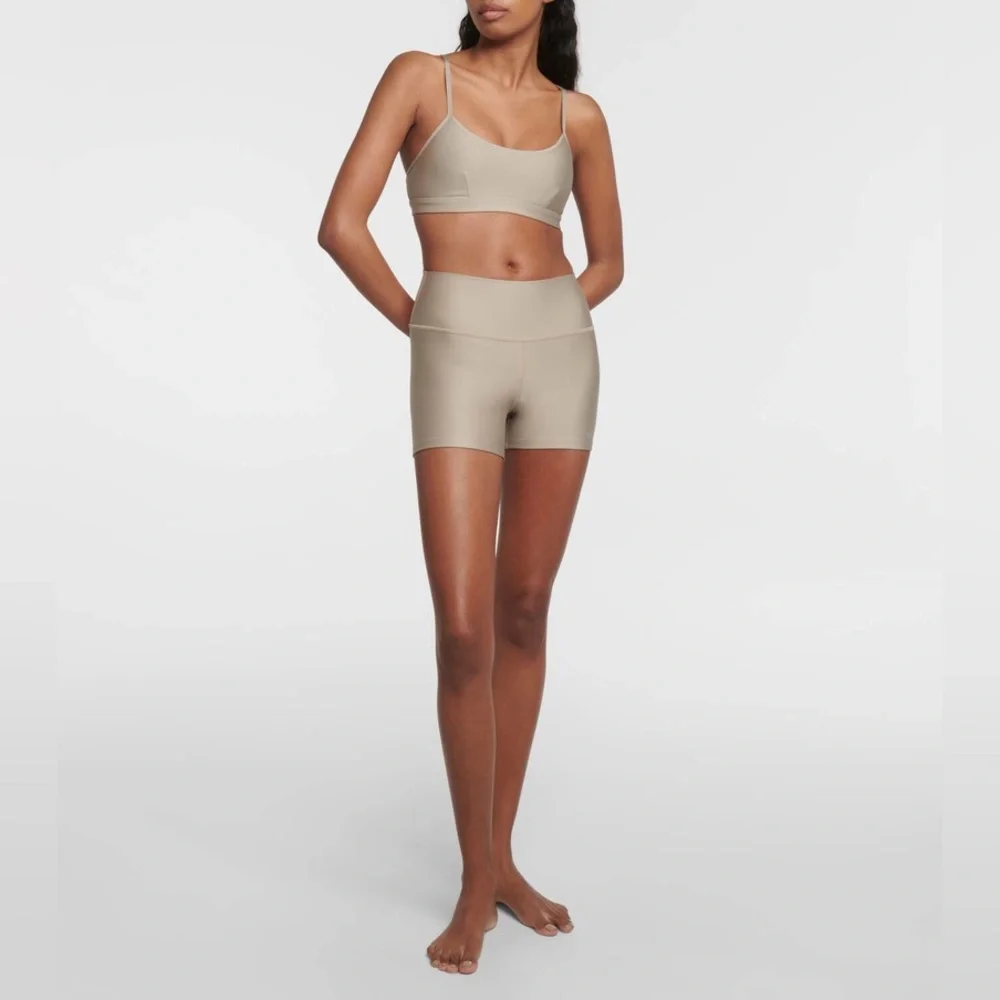 Alo Yoga - Airlift Intrigue Bra - Gravel - Picture 7 of 12